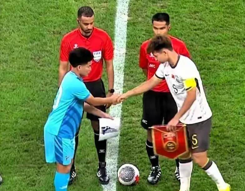 上海海港训练开放日,赛后遗憾出局引欢呼,法甲在即,临场指挥获称赞(上海海港最新新闻最新消息) 上海海港训练开放日,赛后遗憾出局引欢呼,法甲在即,临场指挥获称赞(上海海港最新新闻最新消息)