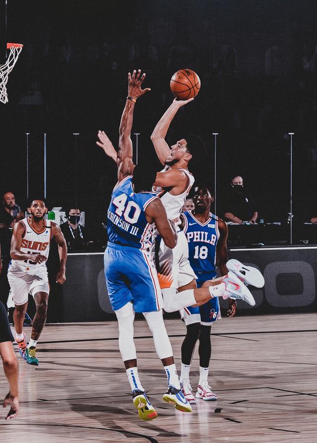 菲尼克斯太阳发布备战花絮，加时末段状态回暖，足总杯任务艰巨，球探报告显示潜力(今日菲尼克斯的太阳炙烤洛杉矶快船队)