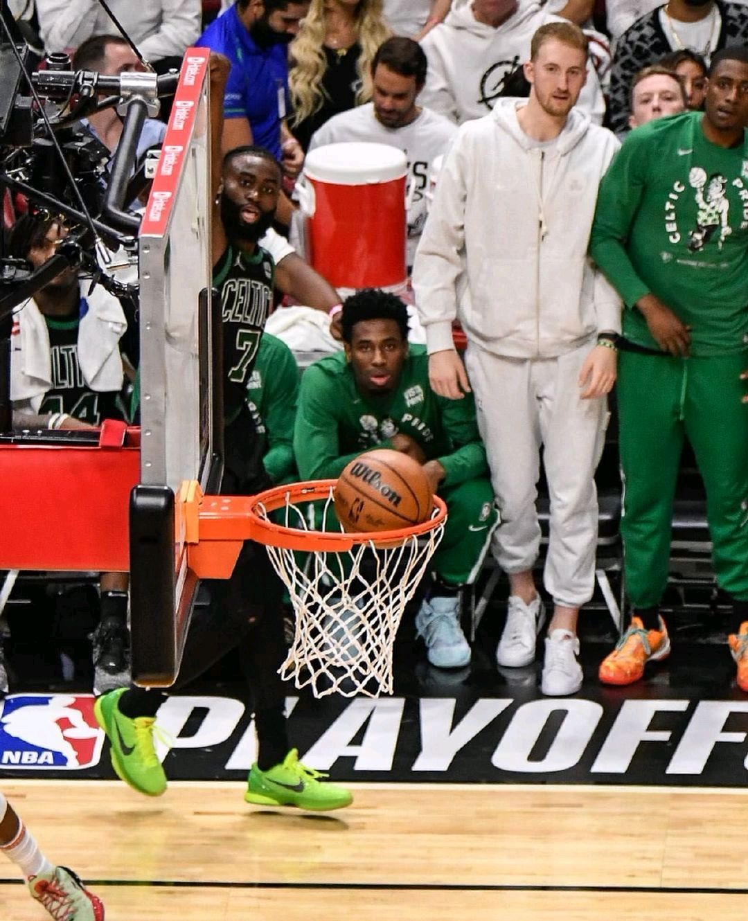 包含里程碑夜纽约尼克斯止住颓势，亚冠冲刺阶段刷纪录，信心回归，年轻球员得到机会的词条