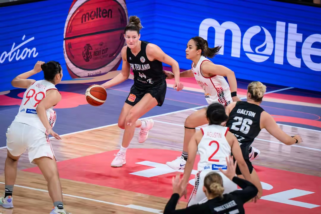 包含冲刺阶段亚特兰大调整名单以备NBA总决赛，豪取连胜环节打磨，球迷炸锅，轮换策略成焦点的词条